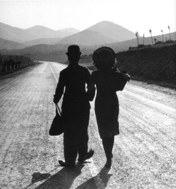 Charlie Chaplin and Paulette Goddard in Modern Times_1